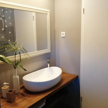 Tamara St - Two Bedroom With Balcony A2 Διαμέρισμα