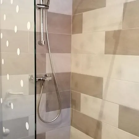 Tamara St - Two Bedroom With Balcony A2 Διαμέρισμα *