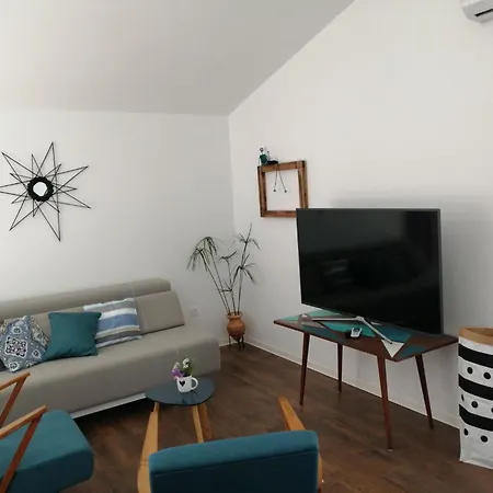 Tamara St - Two Bedroom With Balcony A2 Διαμέρισμα